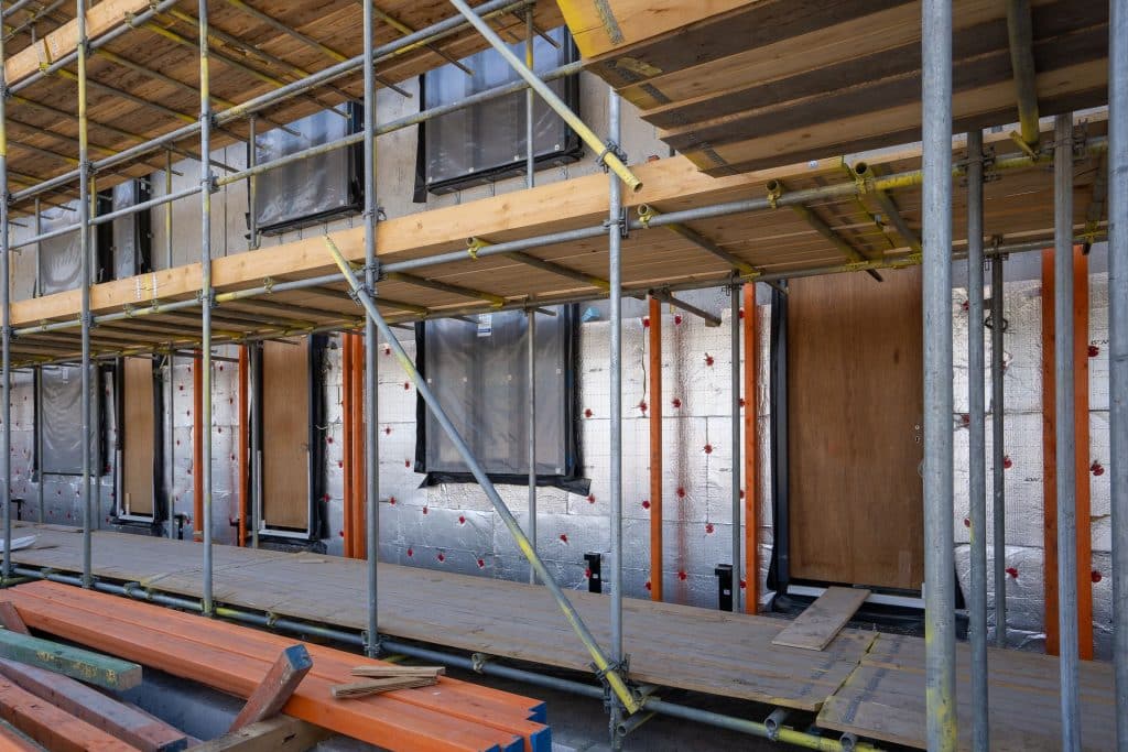 Skela uz zgradu tokom postavljanja termoizolacije fasade